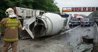 Betonmischer auf der A7 umgestürzt betonmischer-umgestuerzt_08.jpg