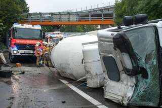 Betonmischer auf der A7 umgestürzt betonmischer-umgestuerzt_09.jpg