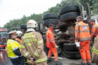 Betonmischer auf der A7 umgestürzt betonmischer-umgestuerzt_25.jpg