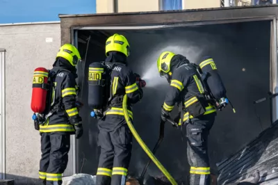 Garagenbrand in Mauthausen - Zwei Feuerwehren im Löscheinsatz BRANDSTAETTER-20240205-83.jpg