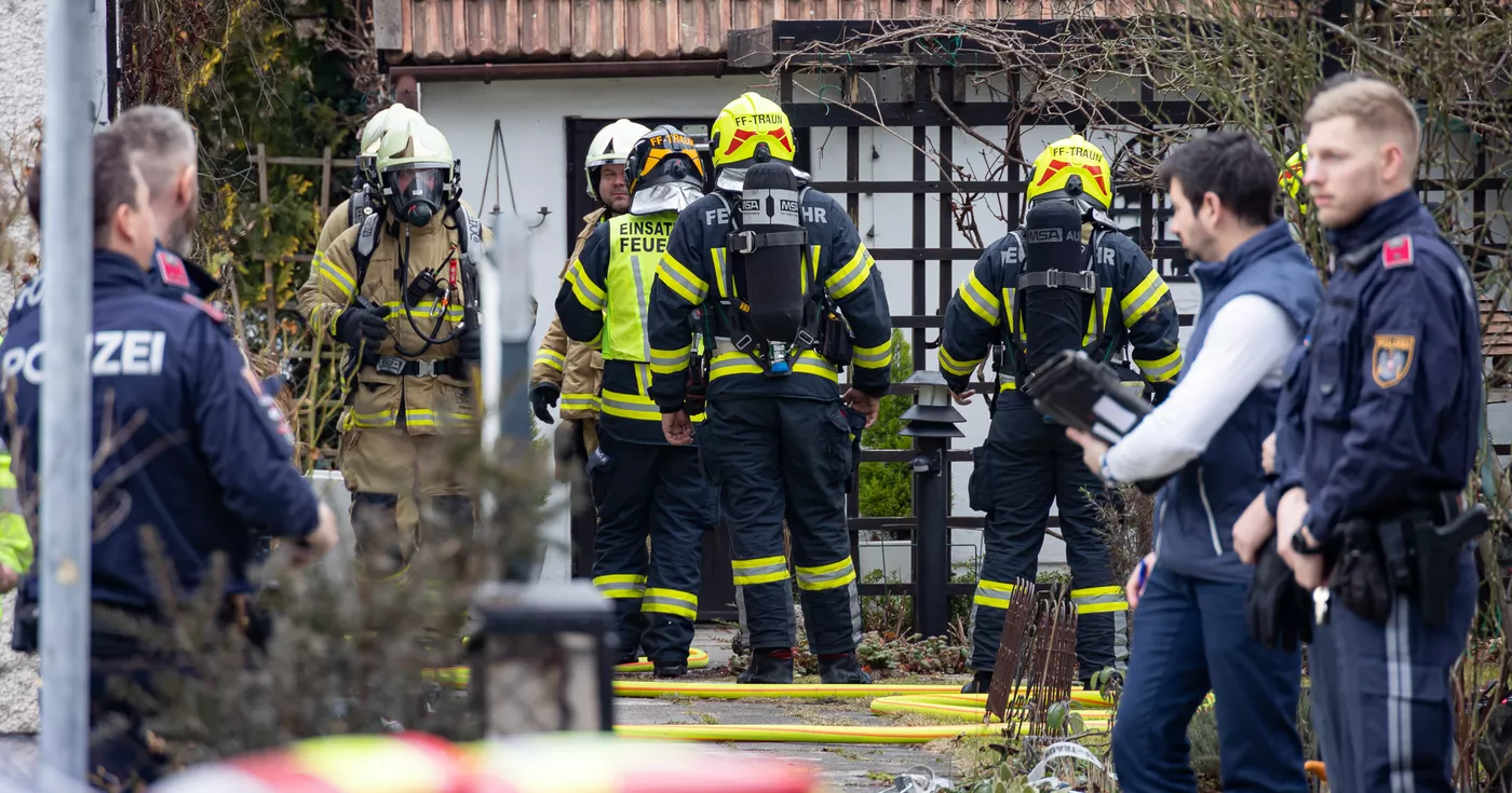 Mehrere Atemschutztrupps bei Wohnhausbrand in Traun im Löscheinsatz