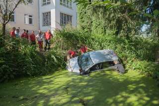 Pensionistin mit Auto in Teich gelandet auto-in-teich_01.jpg