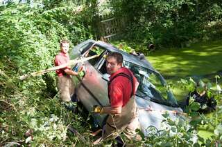 Pensionistin mit Auto in Teich gelandet auto-in-teich_02.jpg