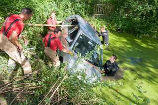 Pensionistin mit Auto in Teich gelandet auto-in-teich_03.jpg