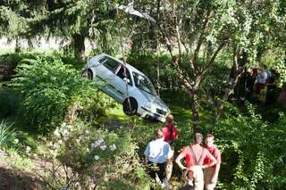 Pensionistin mit Auto in Teich gelandet auto-in-teich_05.jpg