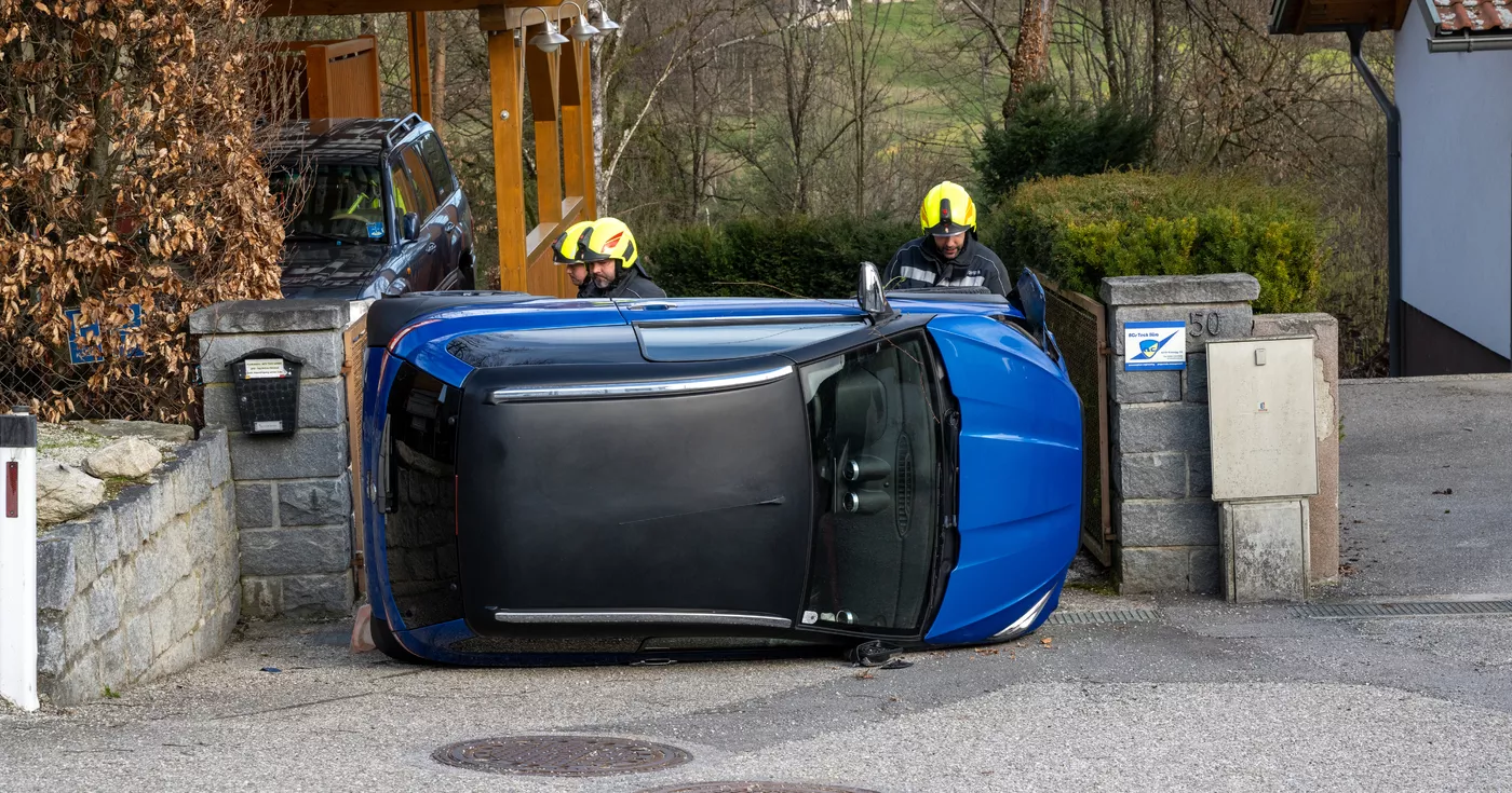 Titelbild: Auto selbstständig gemacht und zur Seite gekippt