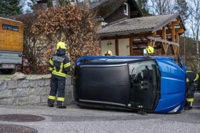 Auto selbstständig gemacht und zur Seite gekippt Fahrzeugbergung-Riedegg-1501.jpg