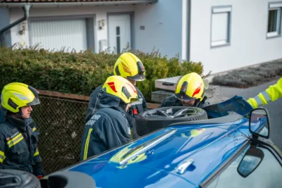 Auto selbstständig gemacht und zur Seite gekippt Fahrzeugbergung-Riedegg-1504.jpg