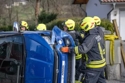 Auto selbstständig gemacht und zur Seite gekippt Fahrzeugbergung-Riedegg-1509.jpg