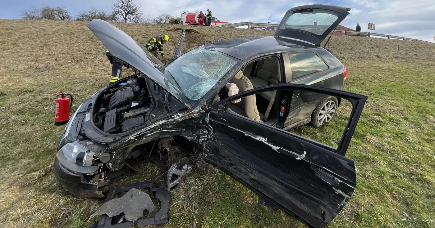 B126 - Auto über Böschung geschleudert