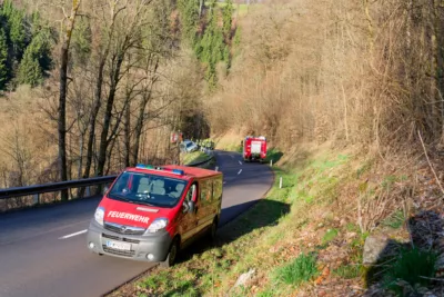 Auto droht auf der Kirchschlager Bezirksstraße über Böschung zu stürzen A7402212-b.jpg