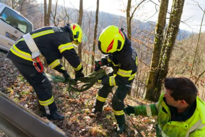 Auto droht auf der Kirchschlager Bezirksstraße über Böschung zu stürzen A7402214-b.jpg