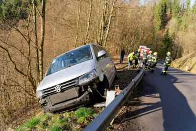 Auto droht auf der Kirchschlager Bezirksstraße über Böschung zu stürzen A7402215-b.jpg