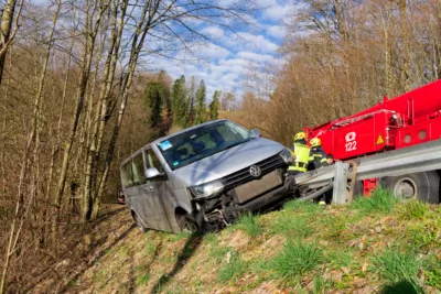 Auto droht auf der Kirchschlager Bezirksstraße über Böschung zu stürzen A7402223-b.jpg