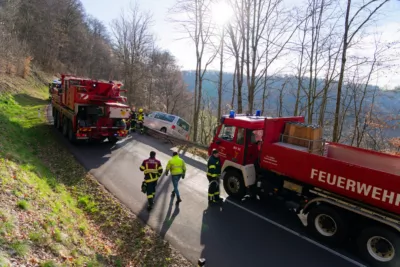 Auto droht auf der Kirchschlager Bezirksstraße über Böschung zu stürzen A7402227-b.jpg