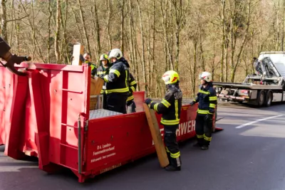 Auto droht auf der Kirchschlager Bezirksstraße über Böschung zu stürzen A7402228-b.jpg