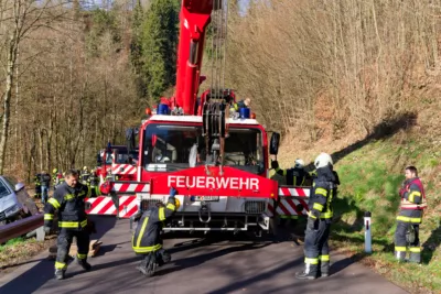 Auto droht auf der Kirchschlager Bezirksstraße über Böschung zu stürzen A7402235-b.jpg