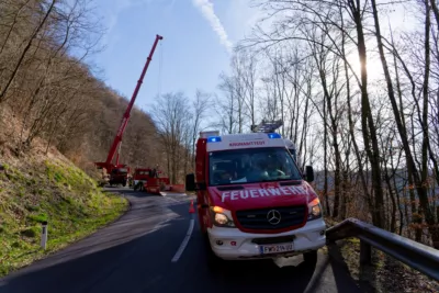 Auto droht auf der Kirchschlager Bezirksstraße über Böschung zu stürzen A7402241-b.jpg