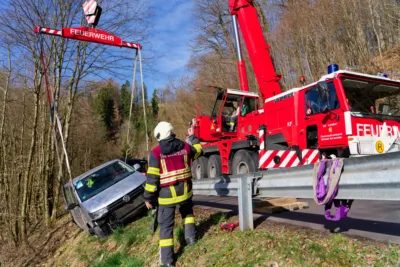 Auto droht auf der Kirchschlager Bezirksstraße über Böschung zu stürzen A7402244-b.jpg