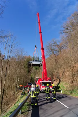 Auto droht auf der Kirchschlager Bezirksstraße über Böschung zu stürzen A7402251-b.jpg