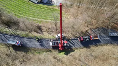 Auto droht auf der Kirchschlager Bezirksstraße über Böschung zu stürzen DJI-0119-b.jpg