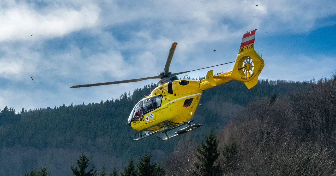 Titelbild: Forstunfall in Inzersdorf im Kremstal - Notarzthubschrauber im Einsatz