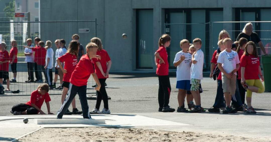 Titelbild: 10-Jähriger beim Kugelstoßen verletzt