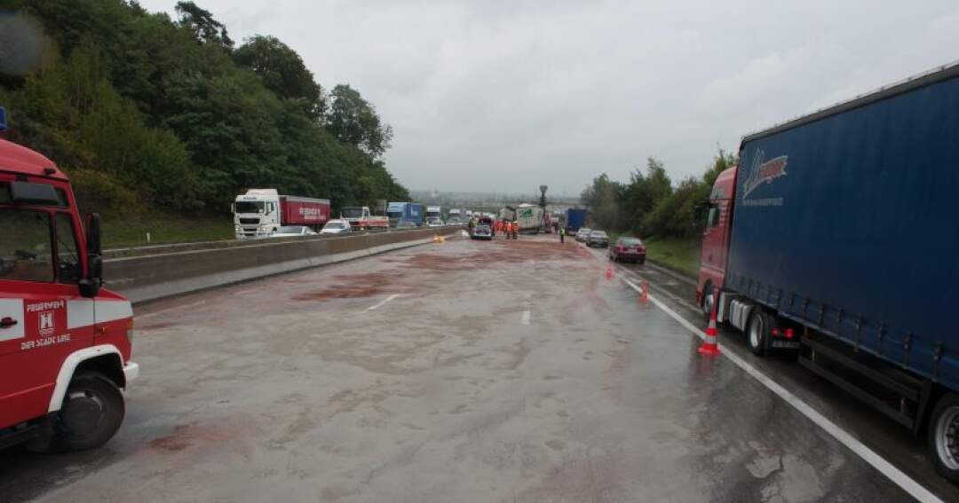 Titelbild: 150 Meter lange Ölspur nach Lkw-Unfall: Verkehrskollaps auf A1