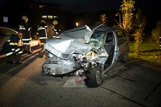 Frontalzusammenstoß im Ortsgebiet unfall-furth_06.jpg