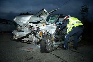 Frontalzusammenstoß im Ortsgebiet unfall-furth_10.jpg