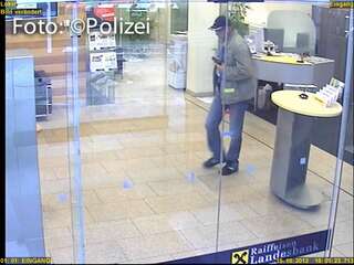 Banküberfall in Linz - Täter auf der Flucht bild4.jpg