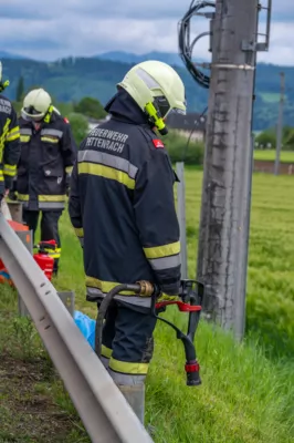 PKW kollidiert in Pettenbach mit Strommast DSC-1058.jpg