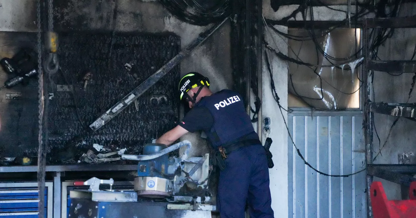 Werkstättenbrand in Herzogsdorf: Feuerwehren verhindern Schlimmeres