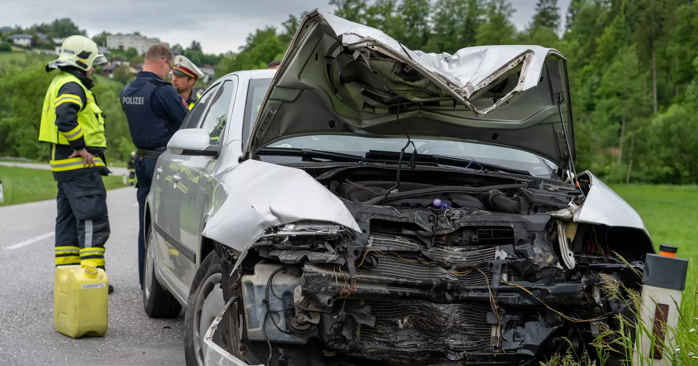 Titelbild: Auto prallt gegen Mülltonnenhäuschen