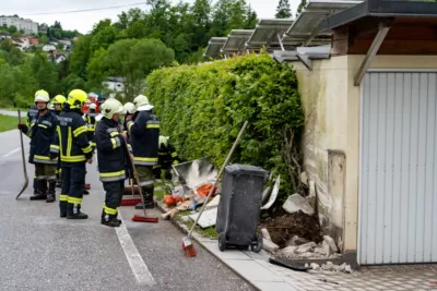 Auto prallt gegen Mülltonnenhäuschen A7404163-2400.jpg