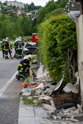 Auto prallt gegen Mülltonnenhäuschen A7404170-2400.jpg