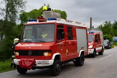 Auto prallt gegen Mülltonnenhäuschen A7404173-2400.jpg