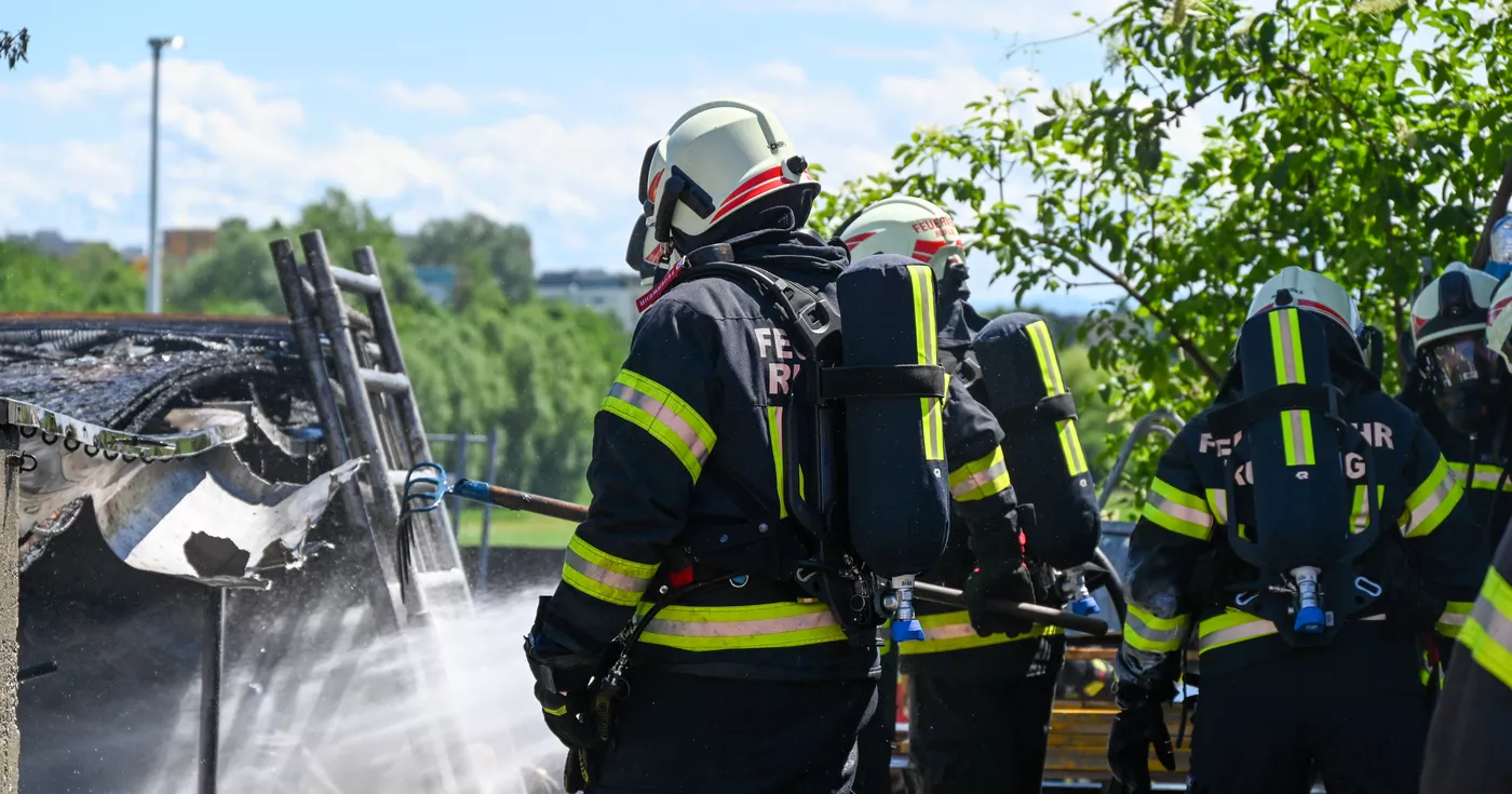 3 Feuerwehren kämpften gegen 3 Meter hohe Flammen in Leonding