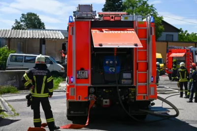 3 Feuerwehren kämpften gegen 3 Meter hohe Flammen in Leonding DSC-2500.jpg