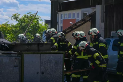 3 Feuerwehren kämpften gegen 3 Meter hohe Flammen in Leonding DSC-2508.jpg