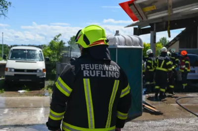 3 Feuerwehren kämpften gegen 3 Meter hohe Flammen in Leonding DSC-2511.jpg