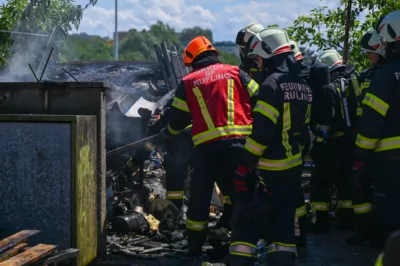 3 Feuerwehren kämpften gegen 3 Meter hohe Flammen in Leonding DSC-2516.jpg