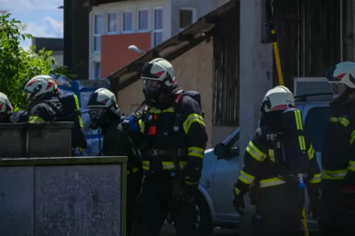 3 Feuerwehren kämpften gegen 3 Meter hohe Flammen in Leonding DSC-2519.jpg