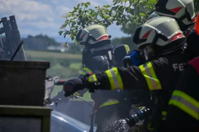 3 Feuerwehren kämpften gegen 3 Meter hohe Flammen in Leonding DSC-2528.jpg