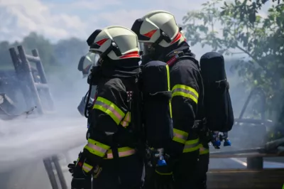 3 Feuerwehren kämpften gegen 3 Meter hohe Flammen in Leonding DSC-2533.jpg