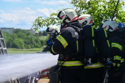 3 Feuerwehren kämpften gegen 3 Meter hohe Flammen in Leonding DSC-2538.jpg