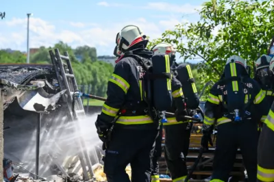 3 Feuerwehren kämpften gegen 3 Meter hohe Flammen in Leonding DSC-2543.jpg