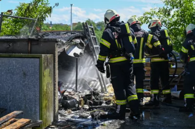 3 Feuerwehren kämpften gegen 3 Meter hohe Flammen in Leonding DSC-2545.jpg