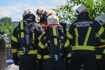 3 Feuerwehren kämpften gegen 3 Meter hohe Flammen in Leonding DSC-2560.jpg