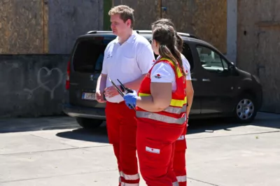 3 Feuerwehren kämpften gegen 3 Meter hohe Flammen in Leonding DSC-2566.jpg